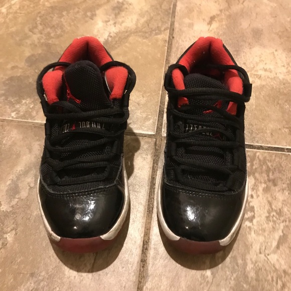 Black and red jordan - Picture 3 of 6